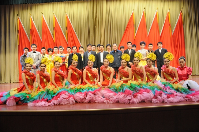 集团公司职工艺术团来安居煤矿慰问演出