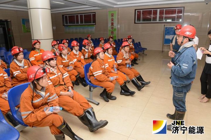 安居煤矿组织矿嫂下井嘱安全活动