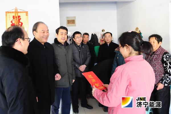 何锡明到运河煤矿困难职工家中走访慰问