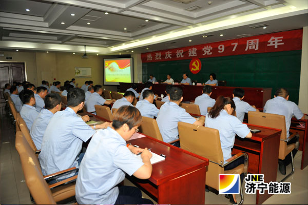 张学生带领运河煤矿党员重温入党誓词