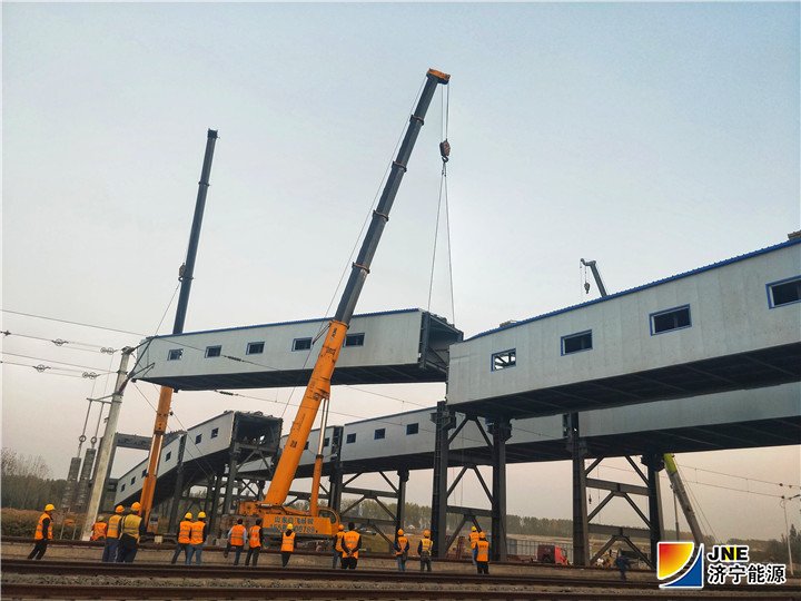 1541464868341500.jpg 济矿物流:11月1日,济矿物流跨铁路廊道吊装顺利完成.jpg