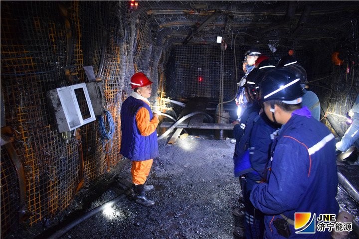 1542684679409619.jpg 2018年11月18日,运河煤矿开展井下防治水实景培训.jpg