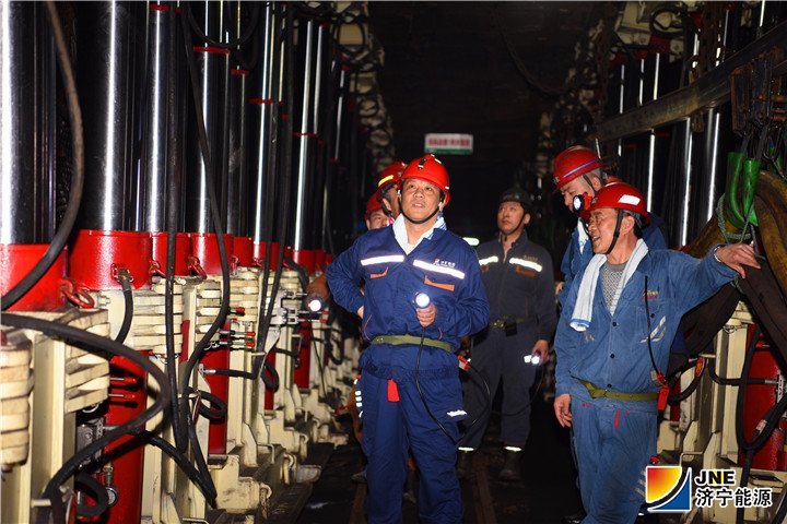 1553832282804823.jpg 2019年3月29日,集团公司党委副书记、总经理张广宇到金桥煤矿调研指导工作2(王海峰 摄).jpg