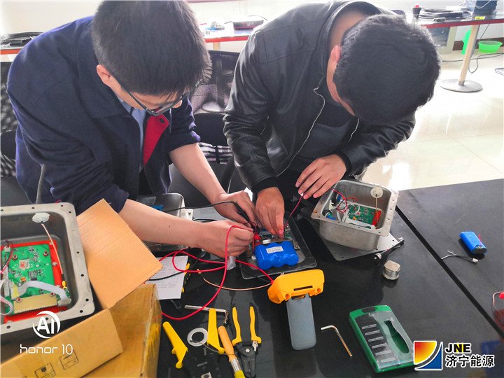 1555288110590912.jpg 2019年4月9日,安居煤矿开展压力传感器自修工作,节约资金近6万元(刘星).jpg