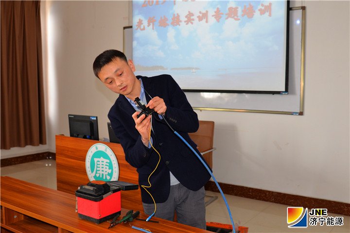 1555469578883743.jpg 2019年4月13日,安居煤矿开展光纤焊接培训工作(宋福刚摄).jpg