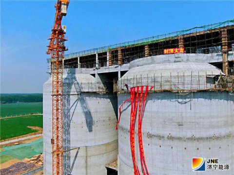 济矿物流两座万吨筒仓顺利封顶