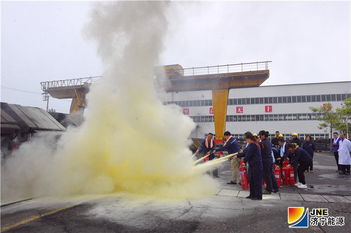 图三：2019年4月23日，运河煤矿举办地面消防应急演练（徐秀娇）.jpg