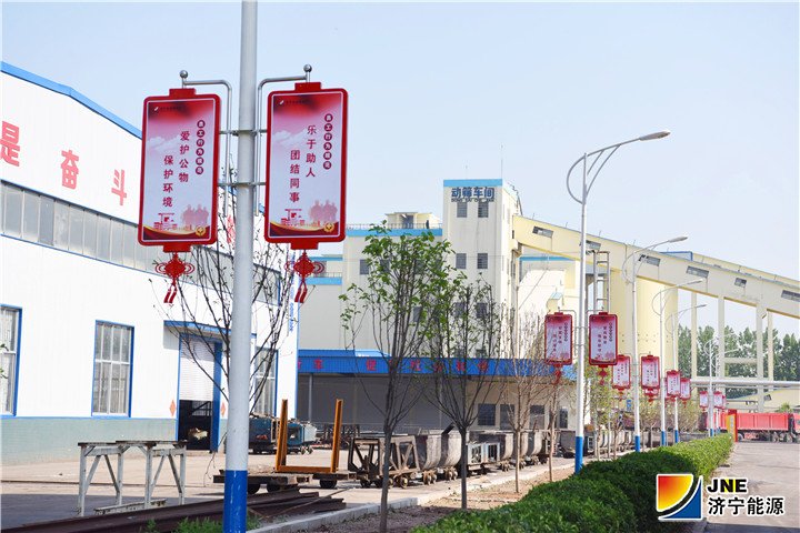 1557369252762609.jpg 金桥煤矿:2019年5月5日,金桥煤矿制作企业文化道旗,传播效果好(王海峰 摄) (3).jpg