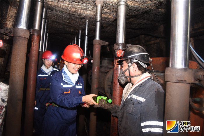 1560908370611051.jpg 金桥煤矿:2019年6月15日,金桥煤矿女工、矿上下井看矿山新变化(王海峰 摄).jpg