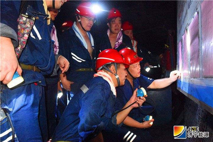 1566187605507430.jpg 二、8月16日 集团公司党委副书记、总经理张广宇 ,副总经理马金平在霄云煤矿井下生产现场视察矿井复产情况(范栋 摄).jpg