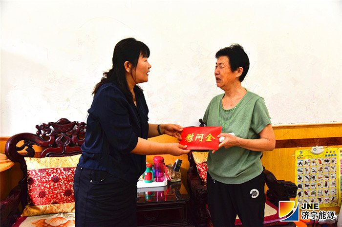 1568251664116715.jpg 2019年9月2日,李红燕代表矿方将救助金送到大病职工家属手中(徐帅).jpg