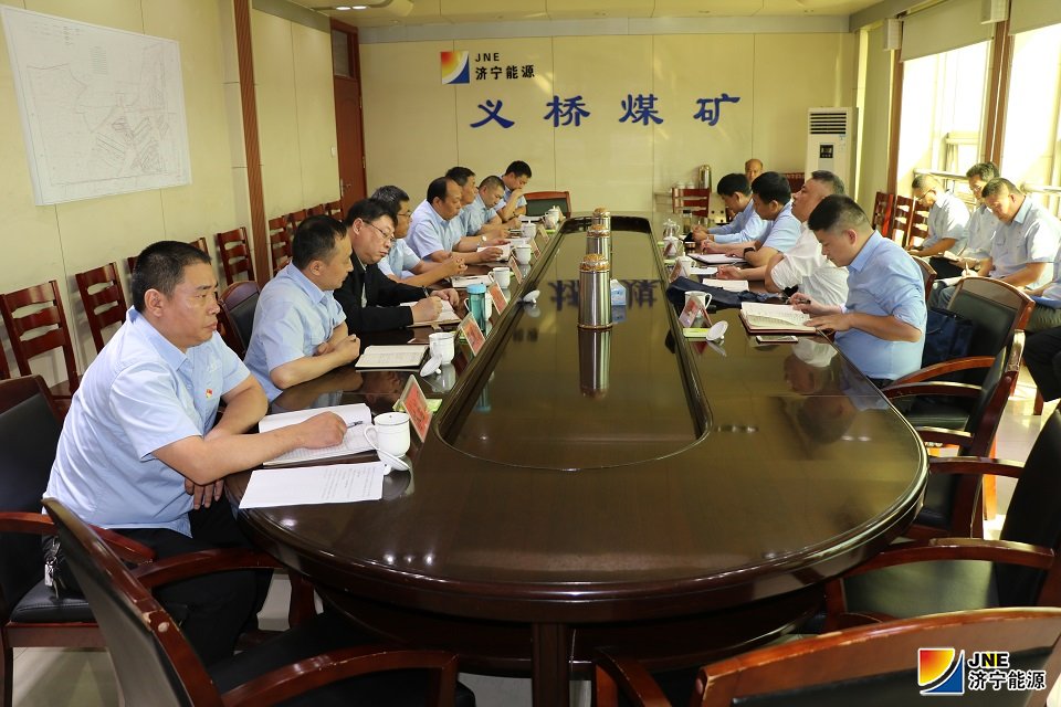 1570446881756283.jpg 10月5日,集团公司党委副书记、总经理张广宇在集团公司副总工程师、生产技术部经理赵修海等一行4人员的陪同下,到义桥煤矿看望慰问一线生产人员,调研了解企业生产经营工作。矿党委书记、矿长陈建文及领导班子成员、副总工程师陪同检查指导。1.jpg