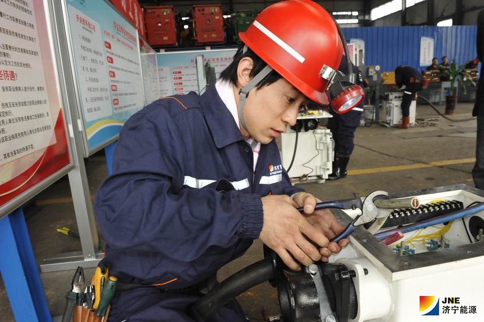 2019年11月14日，从普通工人到“技能状元”的精彩跨越---记集团公司2019年职技术比武采掘电钳工状元 王超(运河煤矿 单贝）.jpg