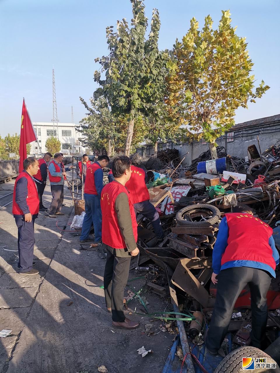 2019年11月11日，双十一 党员废料堆里忙淘宝--安居煤矿基层党支部联合开展“志愿服务矿区行”主题党日活动（刘华摄）1.jpg