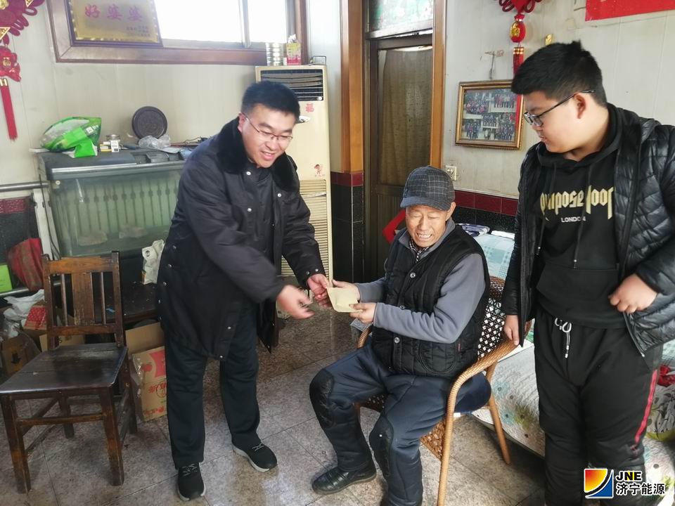 1579078222550044.jpg 配图:2020年1月12日,济矿物流公司春节前开展慰问困难职工活动.jpg