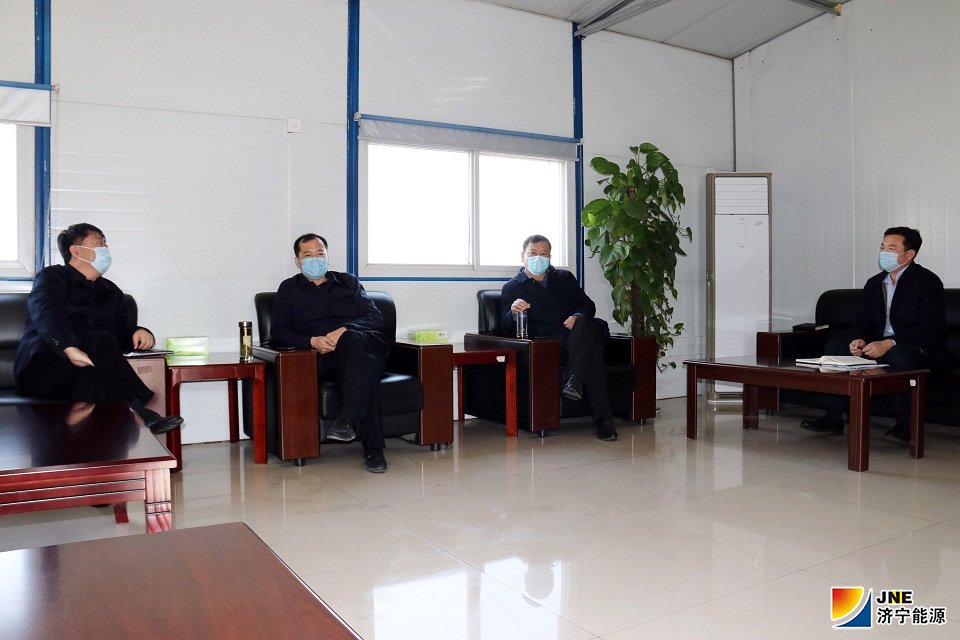 2020-2-11梁山县副县长马涛到济矿物流公司督导疫情防控工作3（王传钧 摄）.JPG