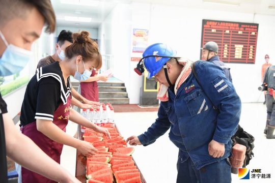 “最甜的瓜送最美的人”金桥煤矿“夏送清凉”活动启动