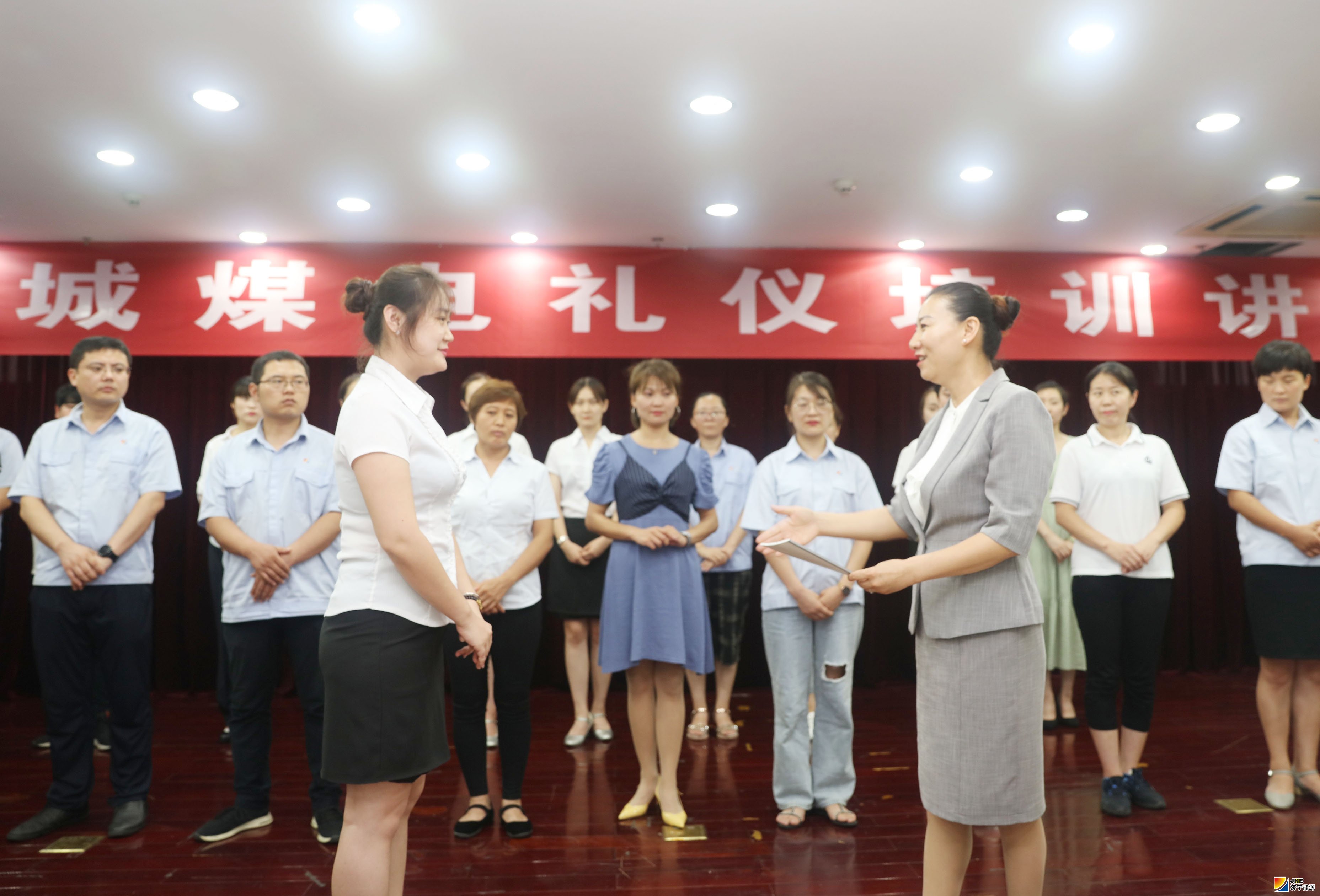 1599036838168116.jpg 阳城煤电开展服务礼仪培训 (4).JPG