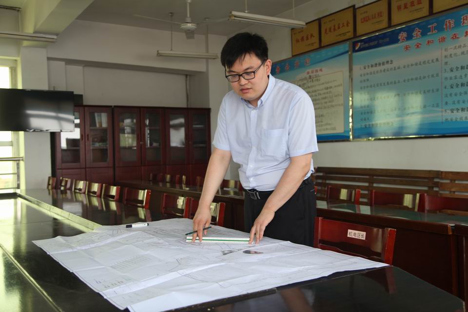 1604151182225979.jpg 义桥煤矿:用技术在煤海作帆,在干事创业中乘风破浪——记义桥煤矿掘一工区主管技术员张经龙(郭鲁 汤楠楠).jpg