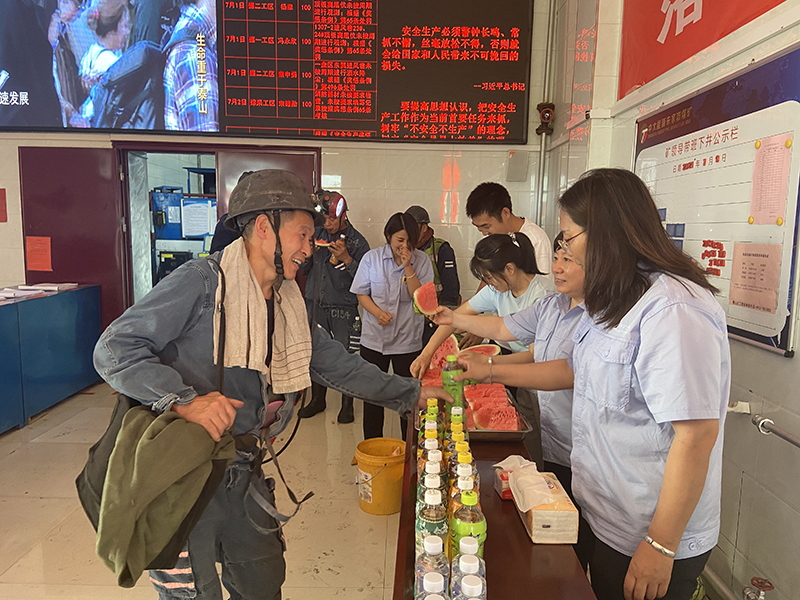 2021年7月9日朱家峁煤矿开展夏季送清凉活动（姜鹏摄） (4).jpg