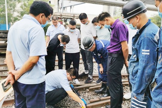 霄云煤矿开展“轨道线路敷设标准”专题培训