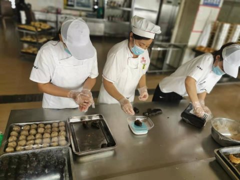 安居煤矿：自制月饼迎佳节