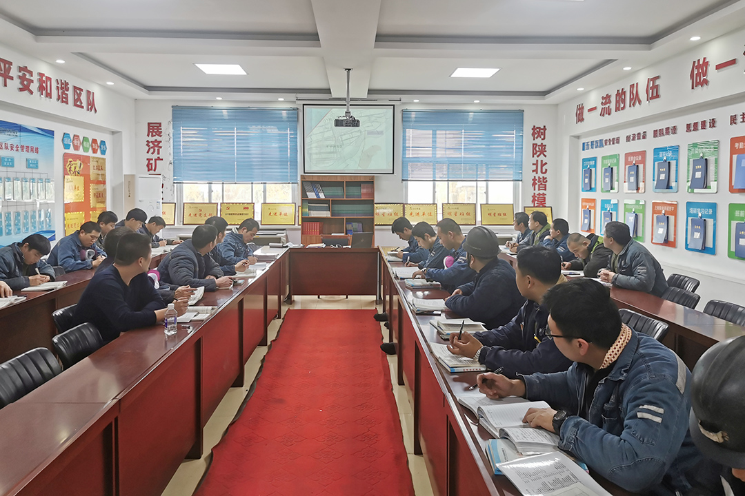 2021年11月10日朱家峁煤矿开展“事故案例分析讲解每天一案例”活动（张奎连摄）.jpg