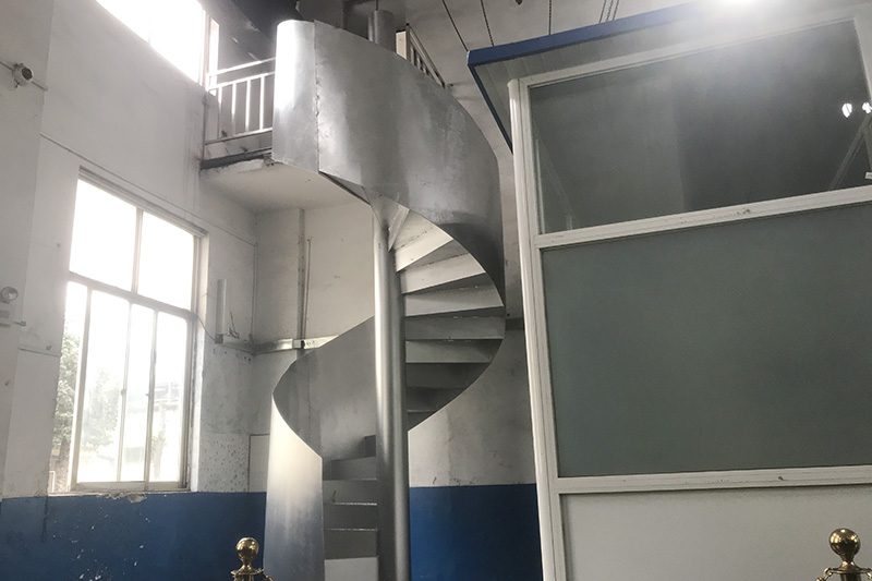 1638092219260256.jpg 2021.11.15金桥煤矿:旋转小楼梯 技术大跨越(宋苗苗 宋士伟).jpg