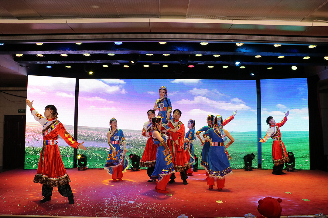 2022年1月13日，义桥煤矿举办“乘风破浪再突破，披荆斩棘创辉煌”迎新春文艺联欢会。（李平 摄） (2).jpg