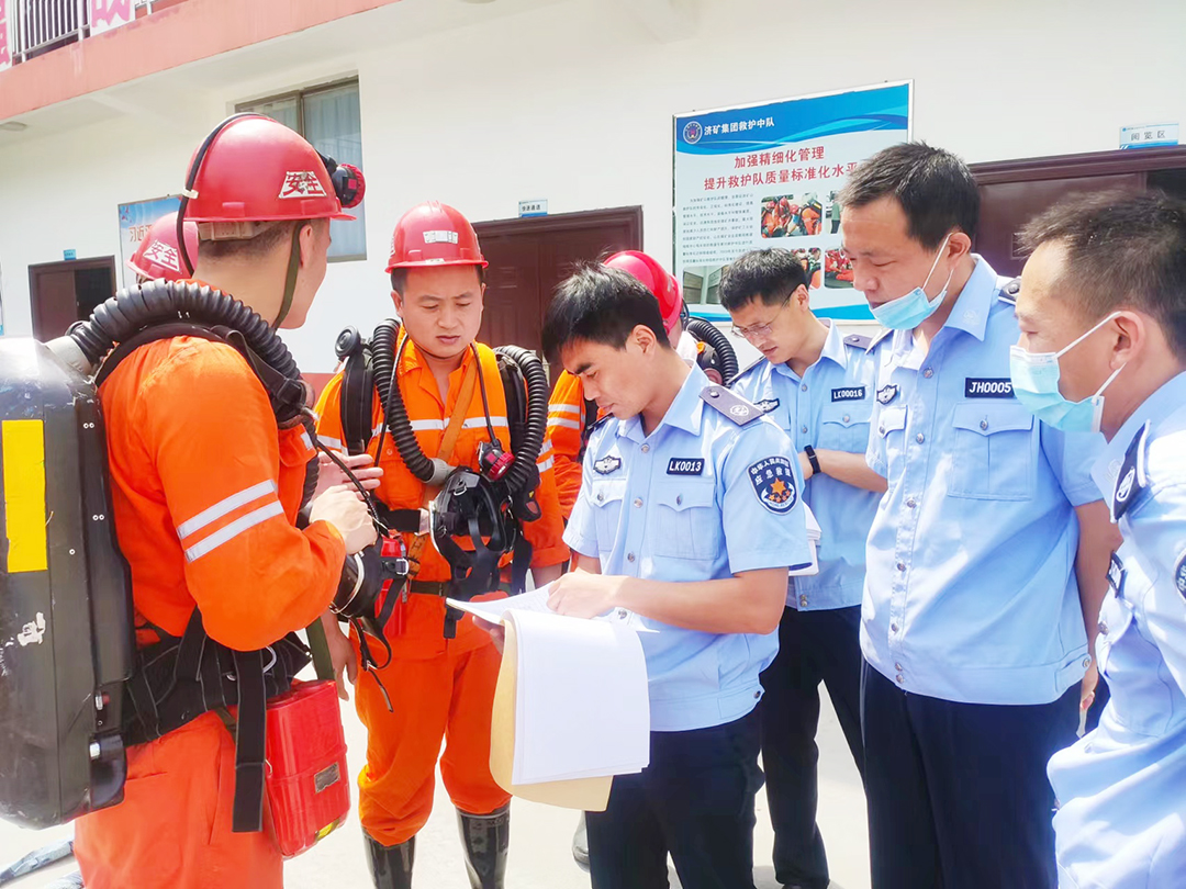 1653017083112333.jpg 2022年5月18日,国家矿山安全监察局山东局救援指挥中心对济矿集团救护中队进行矿山救护队标准化建设突击检查(冯永喜).jpg