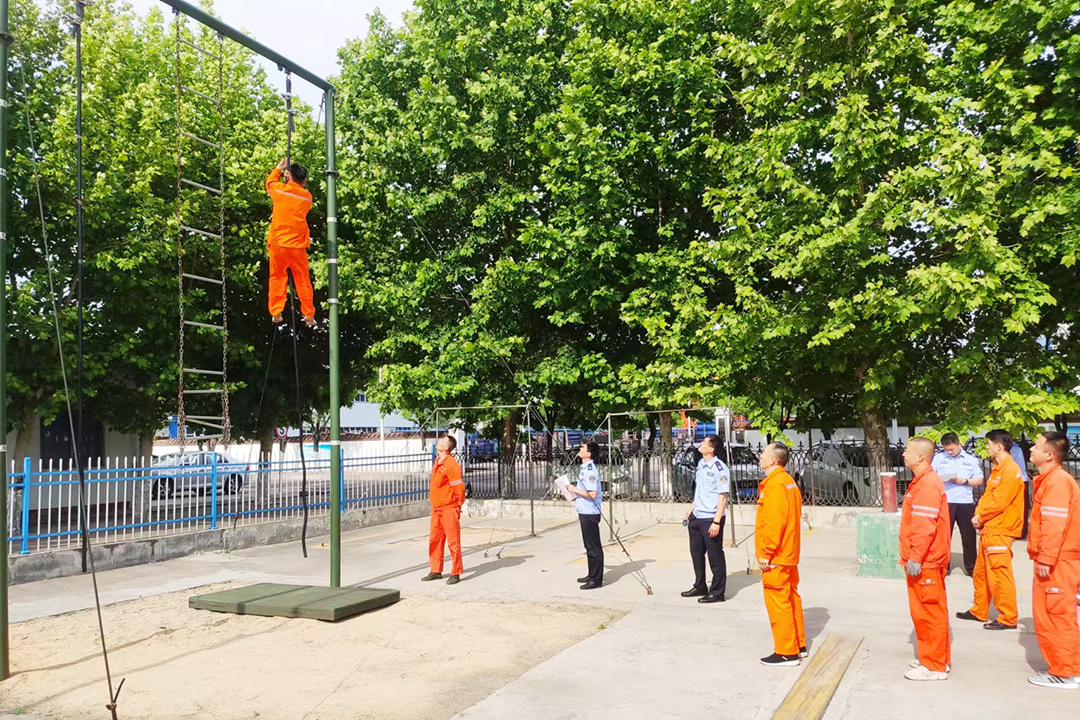 1653017264954598.jpg 2022年5月18日,国家矿山安全监察局山东局救援指挥中心对济矿集团救护中队进行矿山救护队标准化建设突击检查(冯永喜) (2).jpg