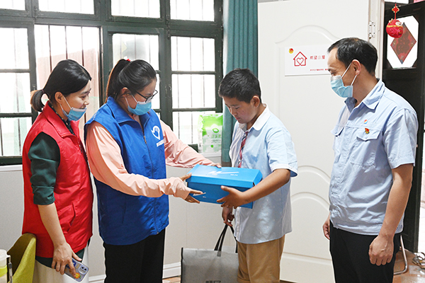 1654589586110230.jpg 为贫困儿童送去物资.jpg