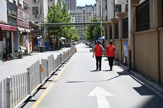 战疫在社区丨一天30000步！守护菱花小区中心街安宁的“逆行人”