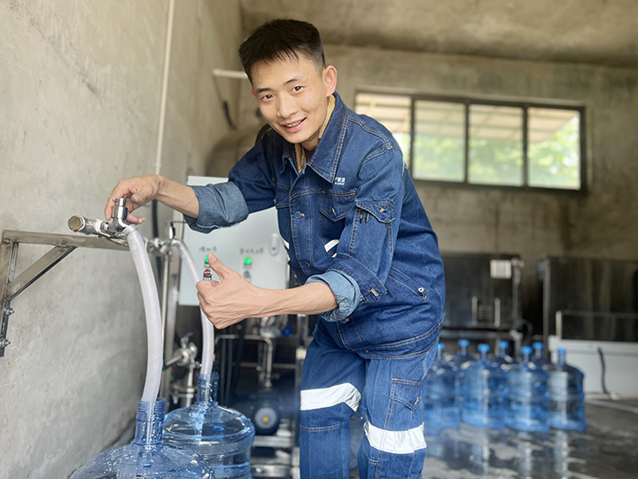 义桥煤矿为呵护职工健康安全，安设净化水设备让下井职工喝上了放心水。（地点：义桥煤矿，拍摄：高娜娜）.jpg