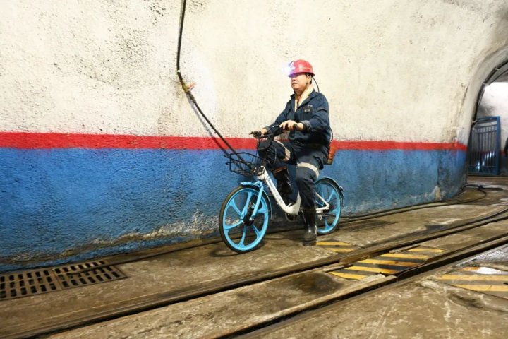 百米井下有了“新坐骑”，金桥煤矿共享单车投入使用