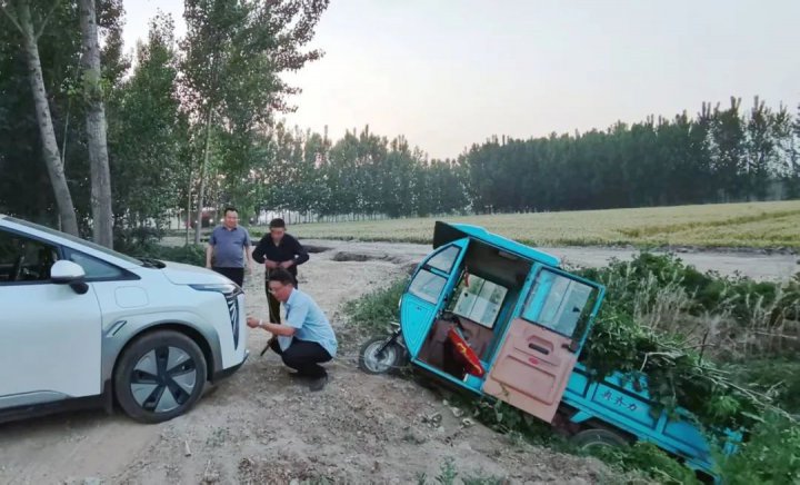 七旬老人连人带车坠入深沟，阳城煤矿三名职工上演“极速营救”