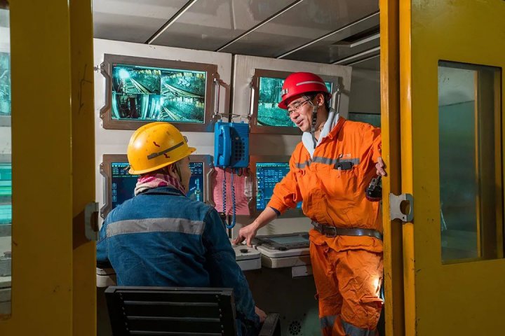 煤海深处，匠心点亮“智造”之光