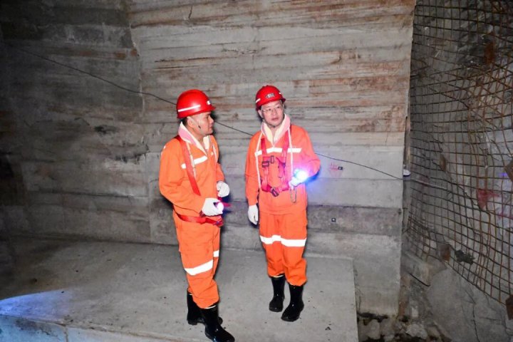 王崇景到金桥二号井检查指导工作