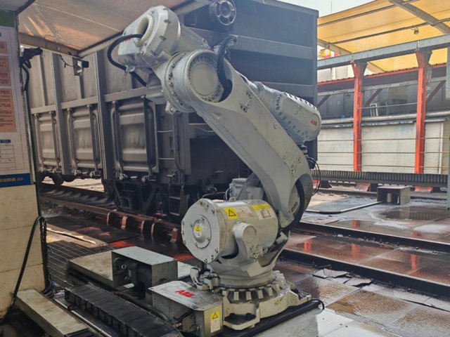 梁山港智能摘挂钩机器人系统投入使用